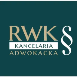 Logo Kancelarii Adwokackiej RWK z symbolem paragrafu na ciemnozielonym tle.