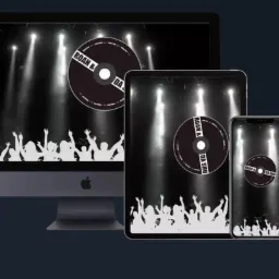 Mockup przedstawiający responsywny projekt strony internetowej na komputerze, tablecie i smartfonie, z motywem koncertu i sylwetkami publiczności w kolorze białym na czarnym tle, z logo 'Roan & Da...