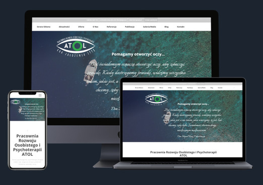 Responsywna strona internetowa ATOL wyświetlona na monitorze, laptopie i smartfonie, prezentująca logo z okiem i łodzią na tle morskiej toni, hasło 'Pomagamy otworzyć oczy' oraz tekst z cytatem...