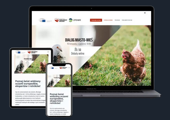 Responsywny projekt strony internetowej 'Dialog Miasto-Wieś' wyświetlany na laptopie, tablecie i smartfonie, z motywem gołębia i kury na tle trawy, promujący debatę online.