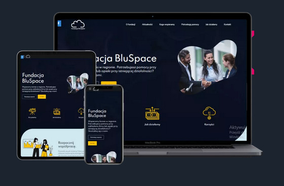 Responsywny projekt strony internetowej Fundacji BluSpace wyświetlany na laptopie, tablecie i smartfonie z ciemnym motywem i elementami graficznymi w kolorze złotym.