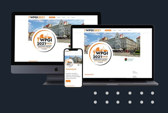 Responsywna strona internetowa sympozjum z motywem Bydgoszczy wyświetlana na monitorze, laptopie i smartfonie.