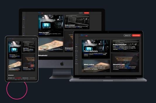 Responsywna strona internetowa wyświetlana na monitorze, laptopie i tablecie, prezentująca ciemny motyw z aktualnościami i opcjami streamingu na żywo, z subtelnym podświetleniem ekranów.