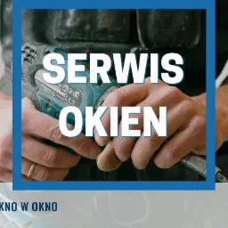 Mężczyzna w roboczym ubraniu trzyma w dłoniach wiertarkę, na pierwszym planie napis SERWIS OKIEN, w dolnej części logo firmy OKNO W OKNO.