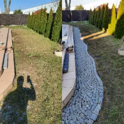 Porównanie stanu trawnika przed i po ułożeniu ścieżki z kostki brukowej w ogrodzie, widoczne są rzędy tuj w tle, cień fotografa na trawie.