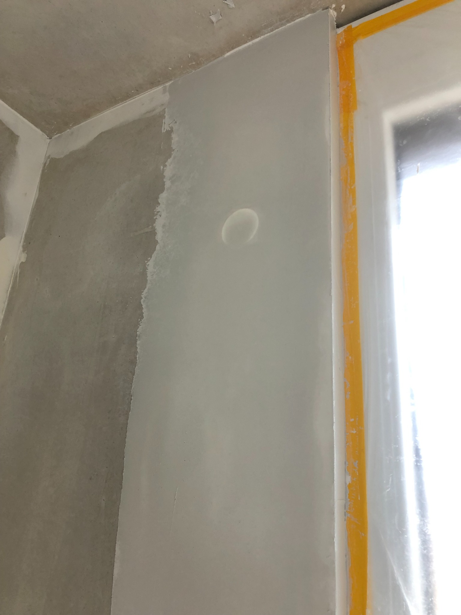 szpachlowanie narożników przy oknie