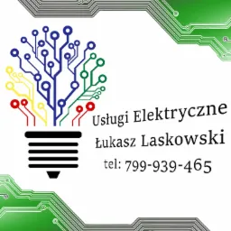Grafika reklamowa usług elektrycznych: schemat obwodu elektrycznego w kształcie żarówki z kolorowymi elementami, nazwa firmy Usługi Elektryczne Łukasz Laskowski i numer telefonu na białym tle...