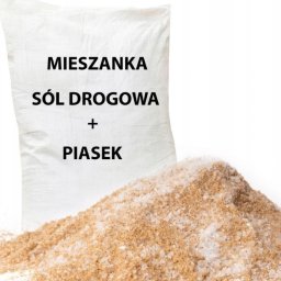 PHU STANEK Mateusz Wąsowski - Worek z napisem 'Mieszanka Sól Drogowa + Piasek' oraz pryzma mieszanki piasku i soli drogowej na białym tle.