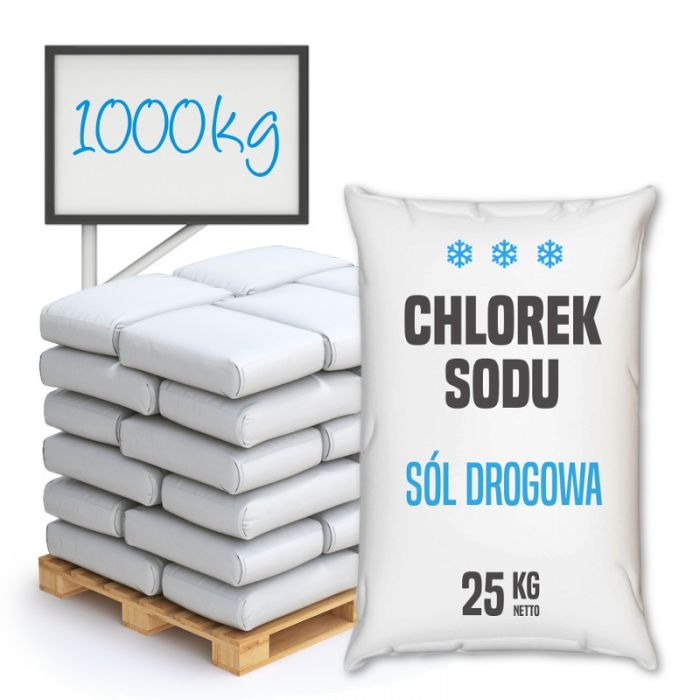 Stos worków z solą drogową (chlorek sodu) ułożonych na palecie, obok tablica informacyjna z napisem '1000kg'.