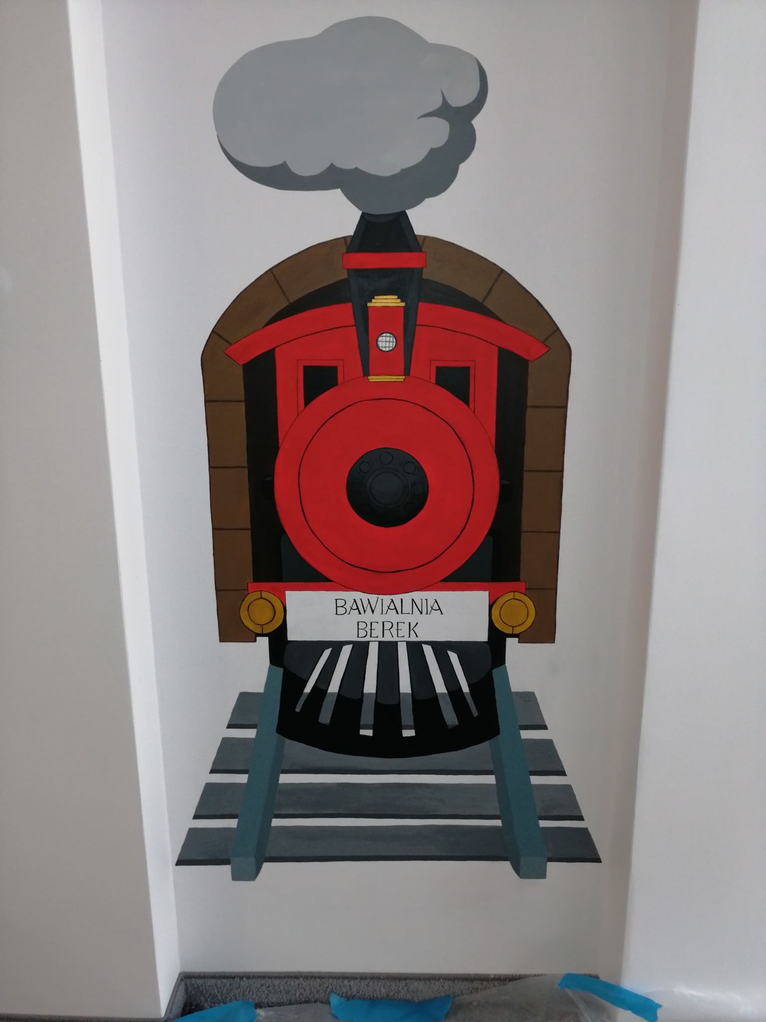 Malowidło na ścianie przedstawiające lokomotywę z napisem 'BAWIALNIA BEREK'.