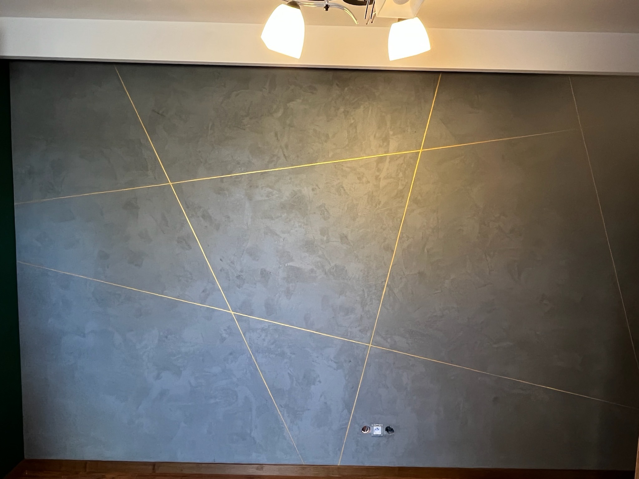 Ściana z betonu architektonicznego Venezia, przeszyty złota nicią