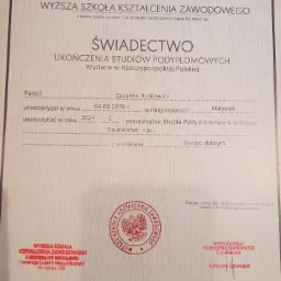 Skan świadectwa ukończenia studiów podyplomowych w zakresie neurorehabilitacji, wydanego przez Wyższą Szkołę Kształcenia Zawodowego, z datą 30.09.2024, zawierające dane osobowe Zuzanny Butkiewicz.