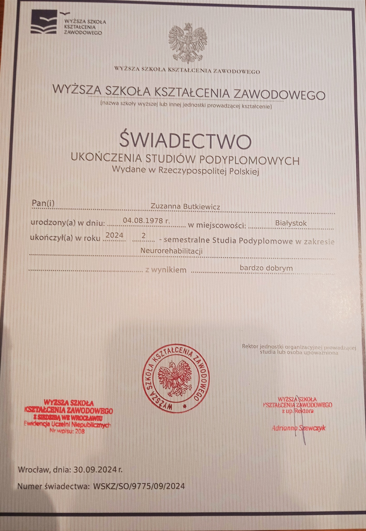 Skan świadectwa ukończenia studiów podyplomowych w zakresie neurorehabilitacji, wydanego przez Wyższą Szkołę Kształcenia Zawodowego, z datą 30.09.2024, zawierające dane osobowe Zuzanny Butkiewicz.