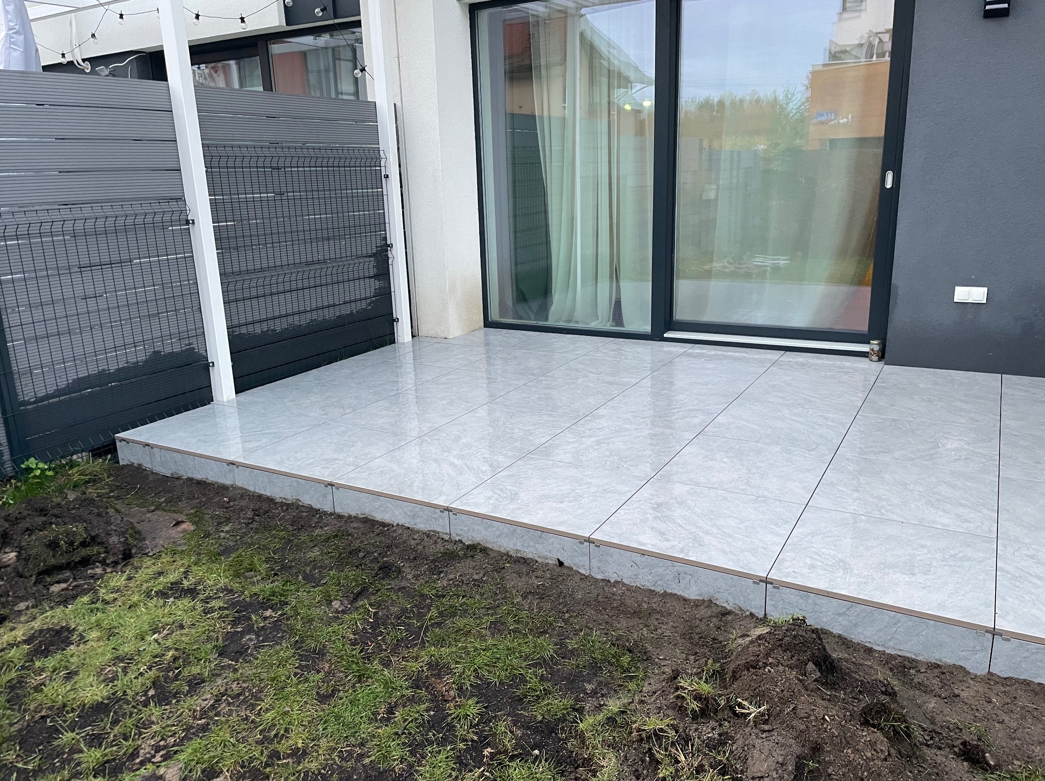 Taras wentylowany z płyt gresowych 2cm od Tarasdesign