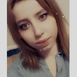 Portret młodej kobiety o jasnych włosach i niebieskich oczach, ubrana w błękitną koszulę, z filtrem dodającym efekt błyszczących gwiazdek.