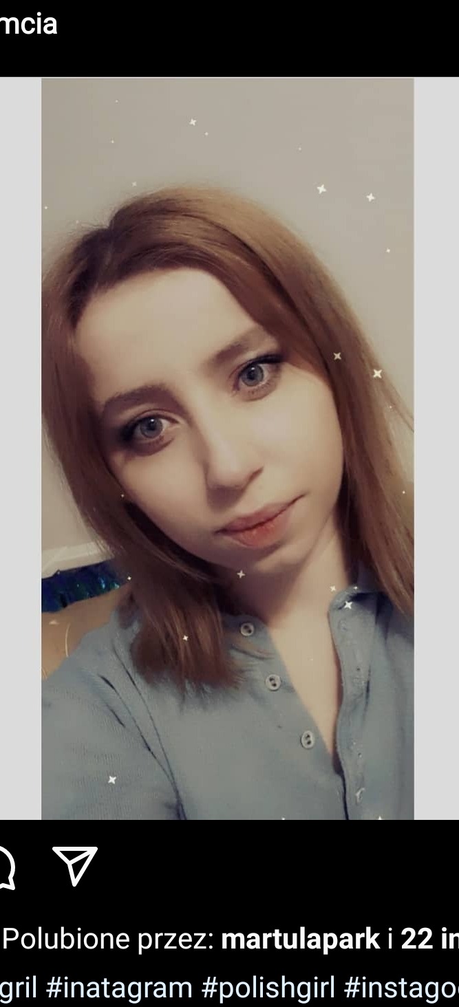 Portret młodej kobiety o jasnych włosach i niebieskich oczach, ubrana w błękitną koszulę, z filtrem dodającym efekt błyszczących gwiazdek.