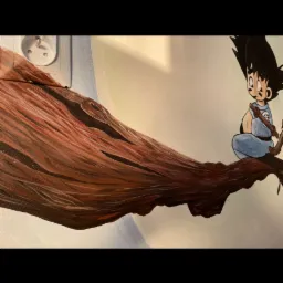 Ręcznie malowana ściana z postacią z kreskówki siedzącą na brązowej gałęzi drzewa, widoczny kontakt elektryczny w górnym rogu.