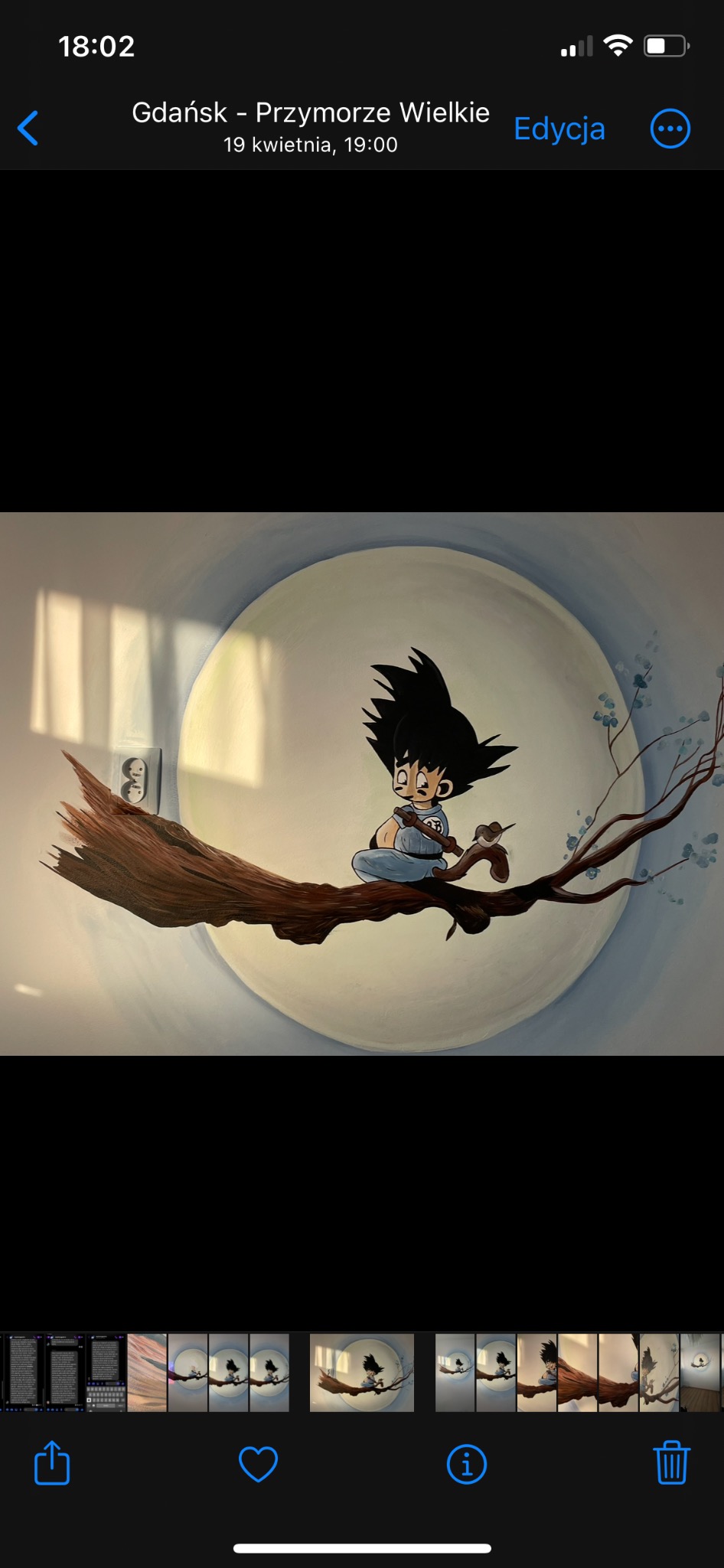 Ręcznie malowana postać z anime siedząca na gałęzi na tle księżyca, dekoracja pokoju dziecięcego, widoczny włącznik światła.