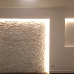 Ściana z dekoracyjną wnęką wyłożoną kamieniem i podświetloną ledami, obok mniejsza pusta wnęka z podświetleniem LED.