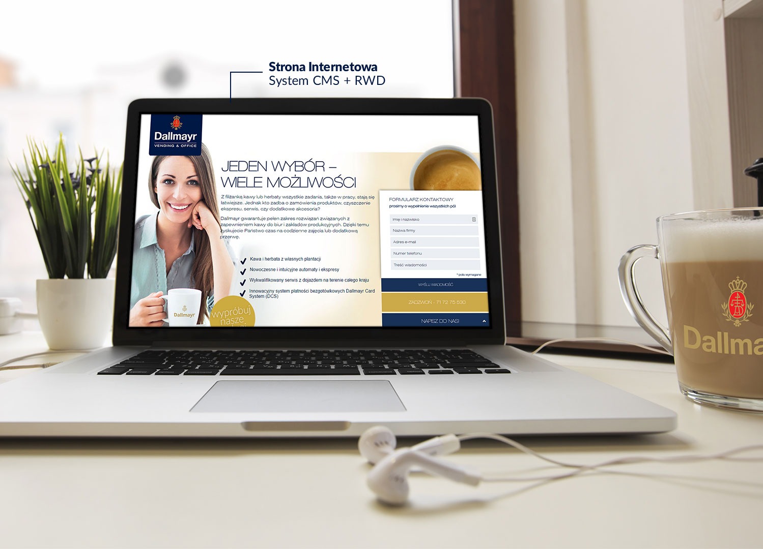 Laptop z otwartą stroną internetową firmy Dallmayr na biurku z filiżanką kawy i słuchawkami, prezentacja strony CMS z formularzem kontaktowym i informacjami o ofercie kawy i herbaty dla biur.