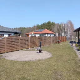 Ogrodzenie drewniane montowane na kotwie i zalewane betonem