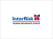 Logo InterRisk Vienna Insurance Group na białym tle, z niebieskim napisem InterRisk i czerwono-niebieskim symbolem kwiatu powyżej nazwy Vienna Insurance Group.
