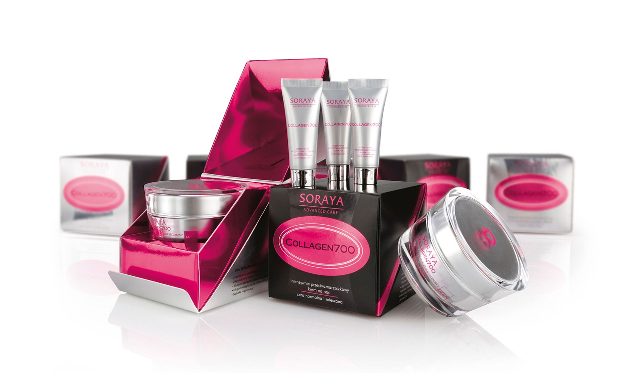 Zestaw opakowań kosmetyków Soraya Collagen 700 w odcieniach różu i srebra na białym tle. Elegancki design, różne formaty: tubki, słoiczki, pudełka. Precyzyjne wykonanie.