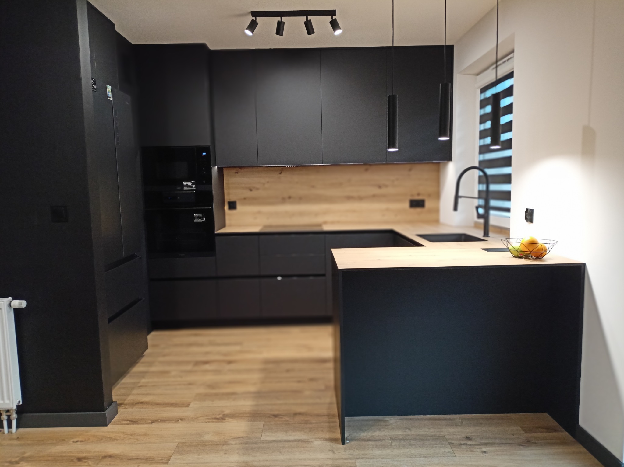 Elektryczna górna szafka w połączeniu z czernią