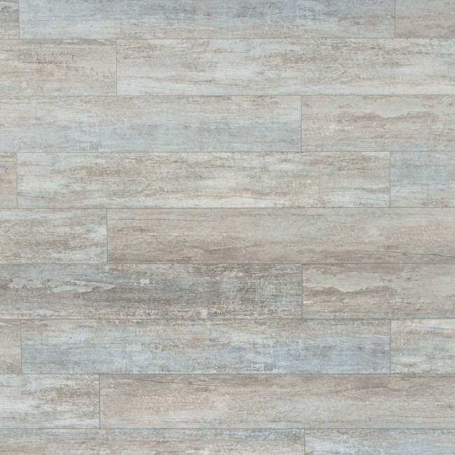 Ułożone panele winylowe w odcieniach szarości i beżu, imitujące postarzane drewno, z widoczną strukturą i delikatnymi przetarciami.