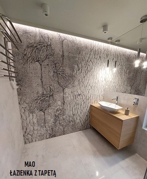 Nowoczesna łazienka we Wrocławiu z drewnianą szafką pod umywalką i tapetą o wzorze przypominającym korę drzewa, oświetlona punktowymi lampami sufitowymi.