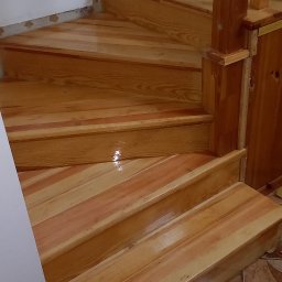 Naprawa i renowacja schodów sosnowych.