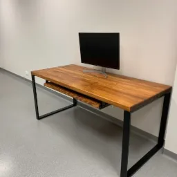 biurko z blatem sosnowym