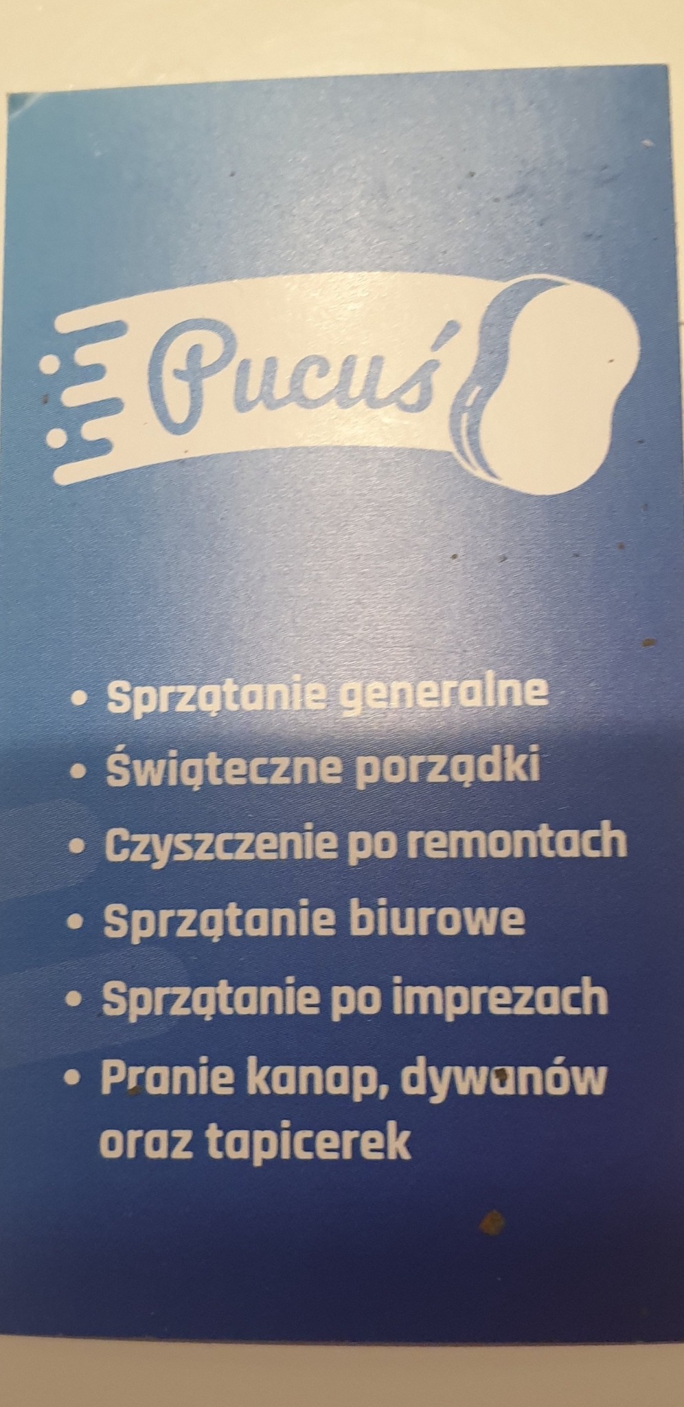 Niebieska ulotka reklamowa firmy sprzątającej 'Pucus' z listą usług: sprzątanie generalne, świąteczne porządki, czyszczenie po remontach, sprzątanie biurowe, sprzątanie po imprezach, pranie kanap...
