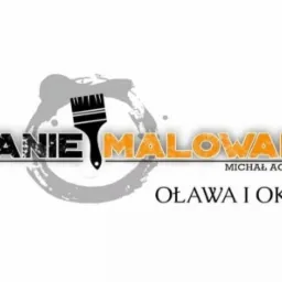 Logo firmy oferującej tanie usługi malarskie, z nazwą firmy, imieniem i nazwiskiem właściciela oraz obszarem działania: Oława i okolice. W tle widoczny obrys pędzla.