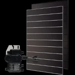 Dwa czarne panele słoneczne z białymi paskami i mikroinwerter Enphase IQ7, na czarnym tle.