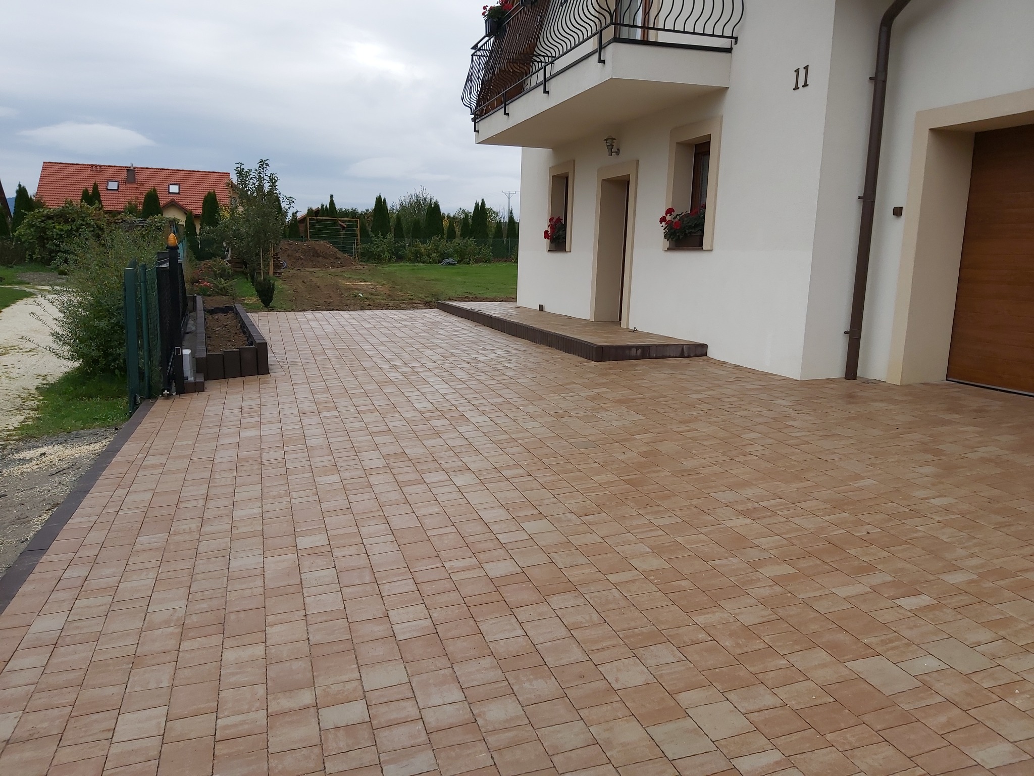 Podjazd przy domku jednorodzinnym