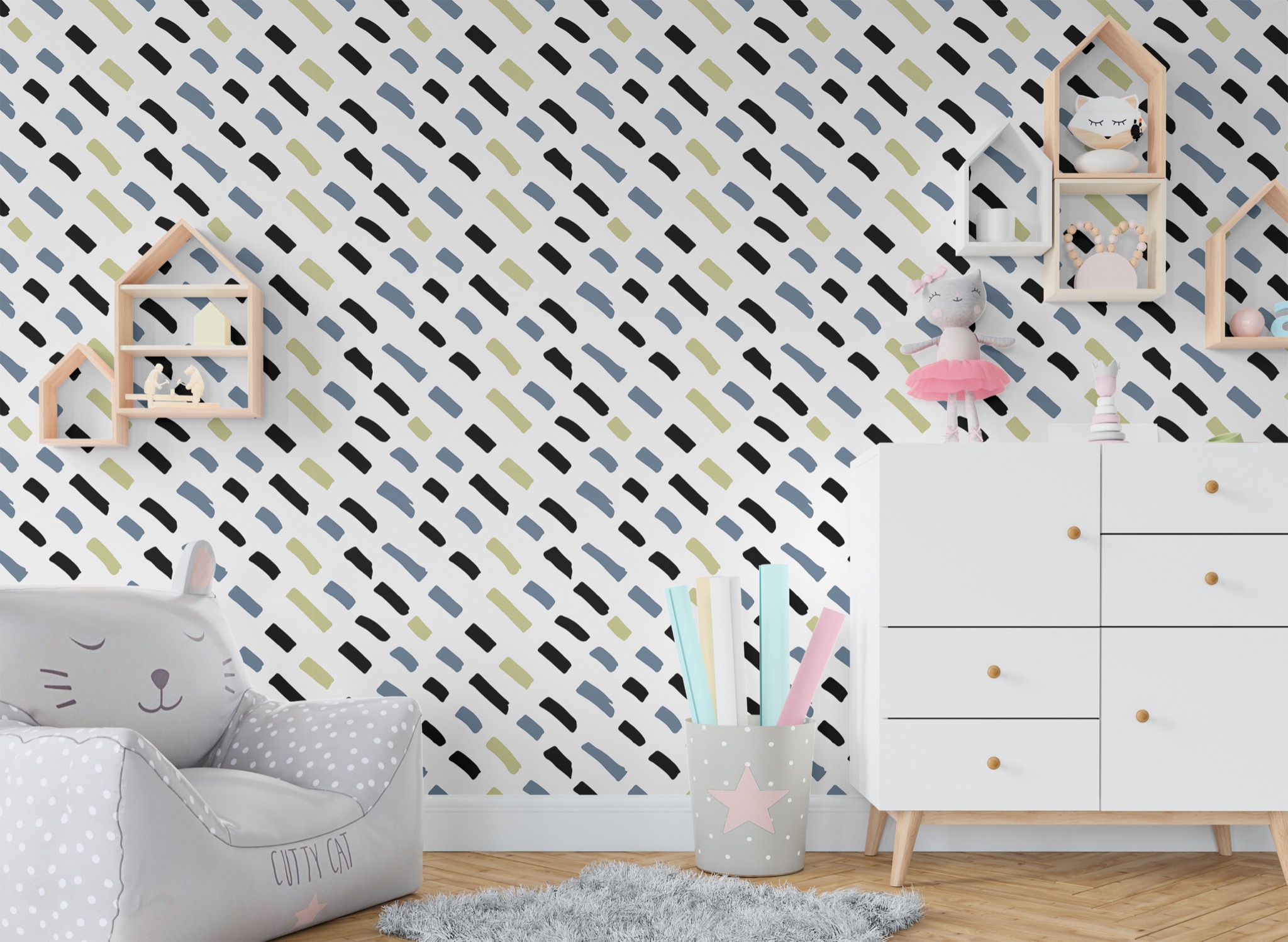 Pokój dziecięcy z tapetą w kreski, fotelikiem w kształcie kota, białym komodą i drewnianymi półkami w kształcie domków.