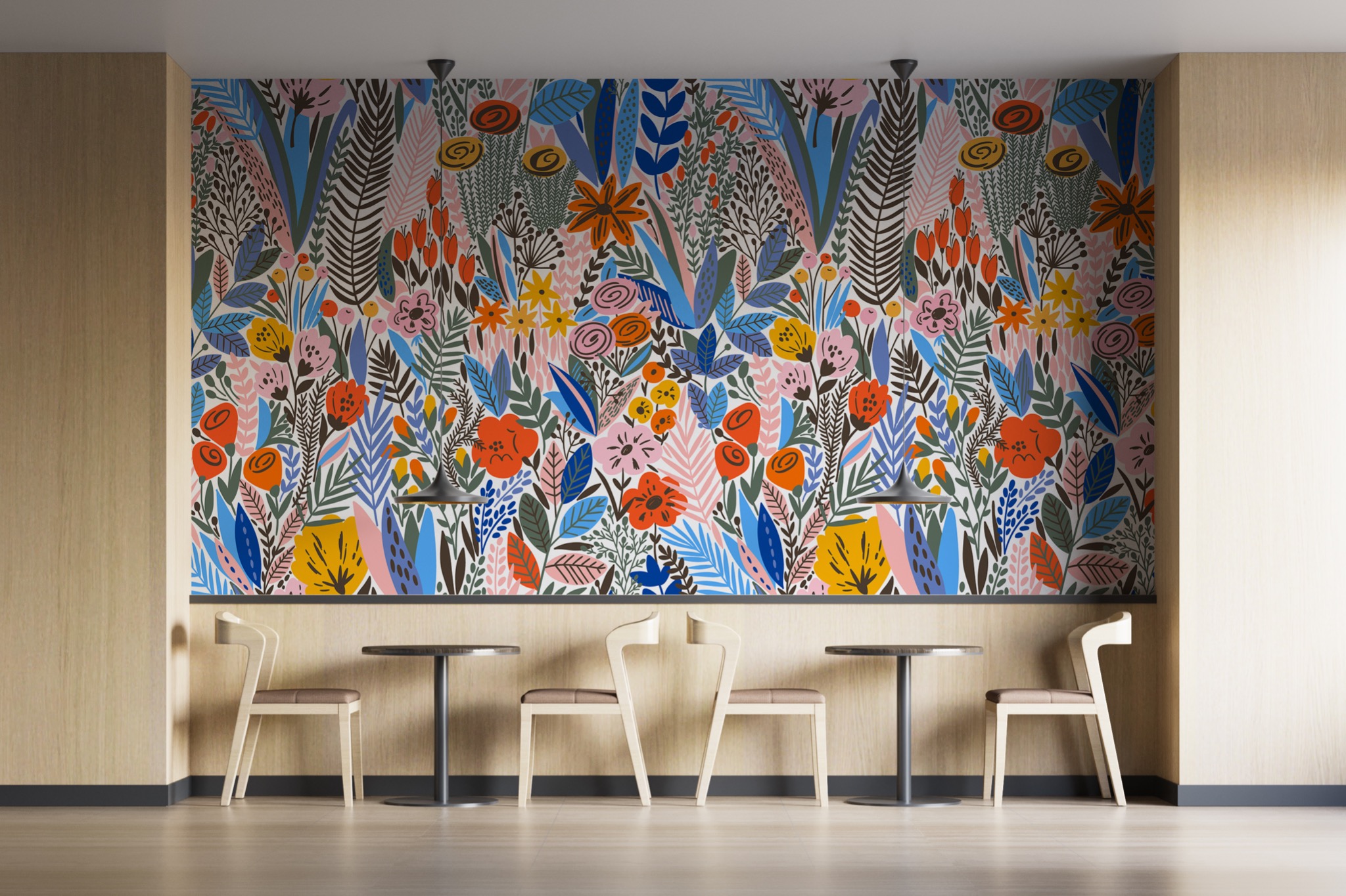 Wnętrze kawiarni z kolorową tapetą w kwiaty i liście, drewniane panele ścienne, okrągłe stoliki z krzesłami i minimalistyczne lampy wiszące.