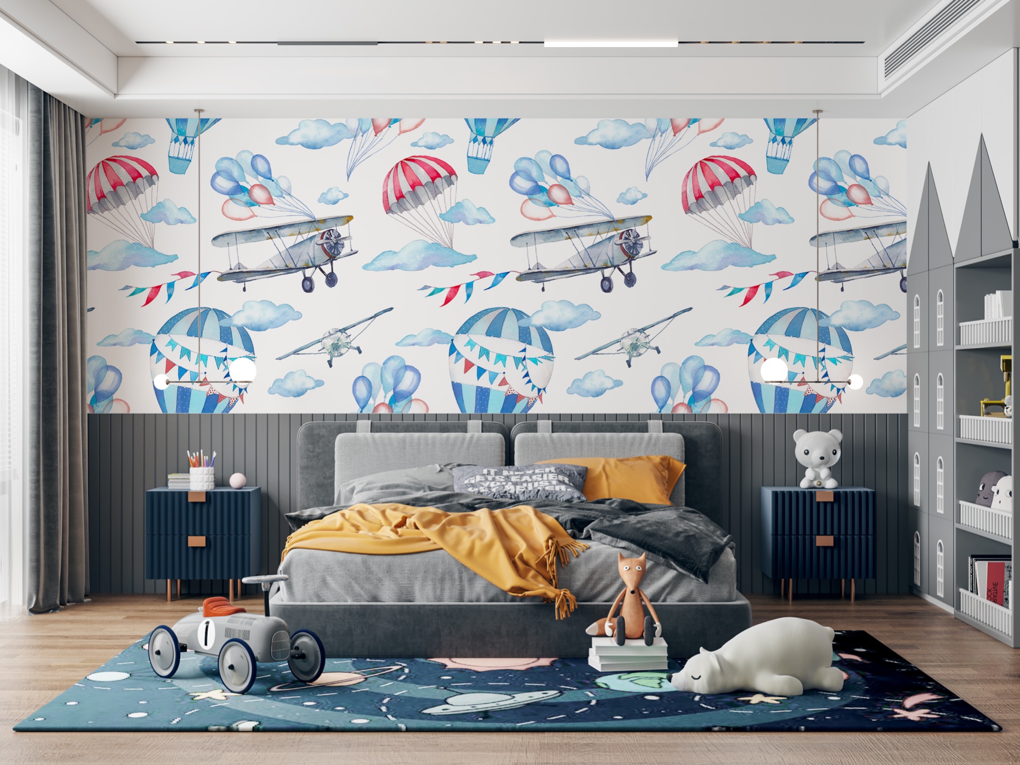 Pokój dziecięcy z łóżkiem, szafkami nocnymi i tapetą w samoloty, balony i chmury w stylu akwareli, zabawek w postaci samochodu, misia i polarnego niedźwiedzia.