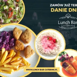 Kompozycja z czterech dań: sałatka warzywna z fetą, kotleciki z surówką i frytkami, ryż z sosem truskawkowym oraz roladki w sosie, prezentowane na tle z logo Lunch Bar Catering i napisem 'Danie dnia'.