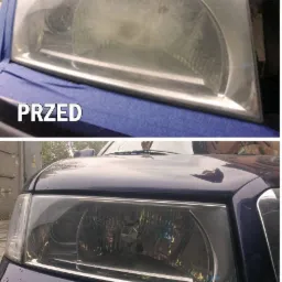 Reflektor samochodowy przed i po renowacji, widoczne wyraźne różnice w przejrzystości szkła, górna część zmatowiona i zaklejona taśmą, dolna część lśniąca i czysta, na tle karoserii w kolorze...