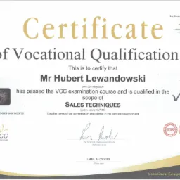 Skan certyfikatu Vocational Qualification dla Huberta Lewandowskiego z zakresu Sales Techniques, z wynikiem 97/100, wydany w Lublinie 14.05.2018, z logo VCC i Europass.