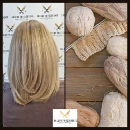 Blond włosy po strzyżeniu z widocznymi warstwami, zestawione z kulami włóczki i robótką na drutach na drewnianym tle, obok logo salonu.