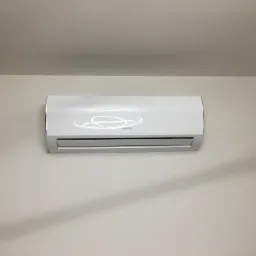 Biały klimatyzator Sinclair zamontowany na jasnej ścianie w Tomaszowie Mazowieckim, widoczne delikatne odbicie światła na obudowie.