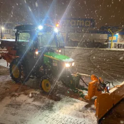 Zdjęcie wykonane podczas kompleksowego odśnieżania i posypywania solą terenu parkingowego Castoramy w Skierniewicach
