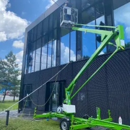 Specjalistyczna usługa mycia okien i powierzchni zewnętrznych jednego z biur, które nasza firma ma pod nadzorem.