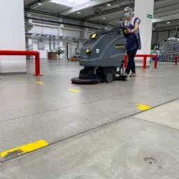 Zdjęcie z czyszczenia hali produkcyjnej jednej z firm, którą nasza firma ma pod swoim nadzorem utrzymania czystości.