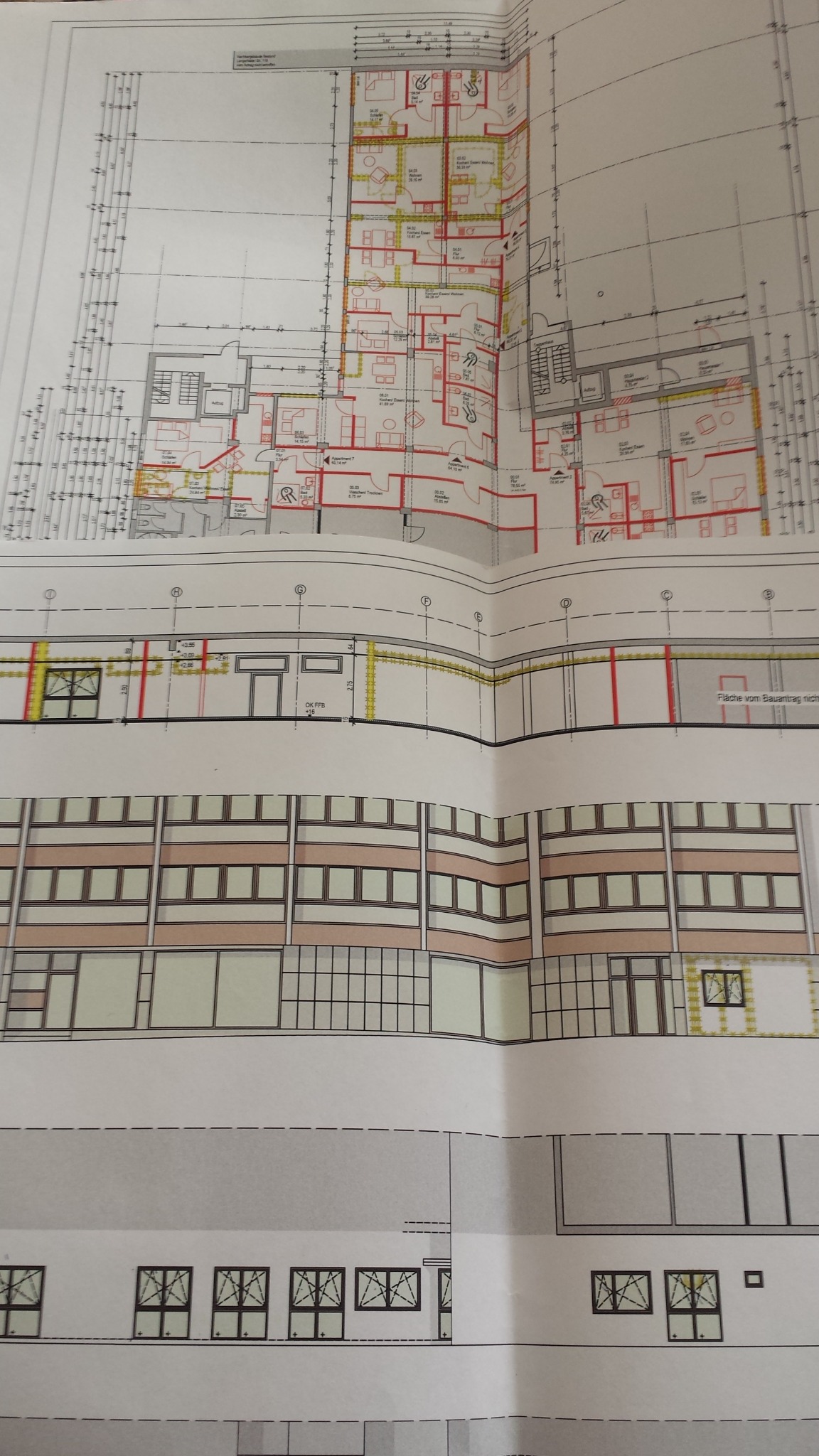 Architektoniczny plan wielokondygnacyjnego budynku mieszkalnego z zaznaczonym układem pomieszczeń i elewacją, widoczne wymiary i oznaczenia techniczne.