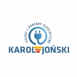Logo firmy Karol Joński Usługi i Pomiary Elektryczne z symbolem wtyczki w okręgu i poziomymi paskami w kolorach żółtym, pomarańczowym i czerwonym.