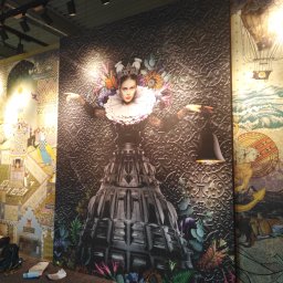 Artur Szostak - Wnętrze z trzema panelami dekoracyjnymi: pierwszy z motywem bajkowej architektury, drugi z portretem kobiety w królewskiej sukni na tle ornamentów, trzeci z motywem balonu i morskich krajobrazów,...